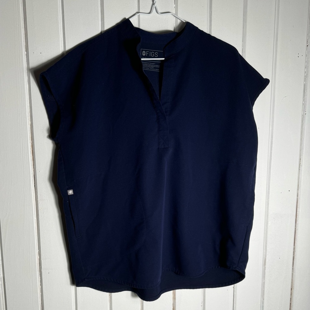 Figs scrub top